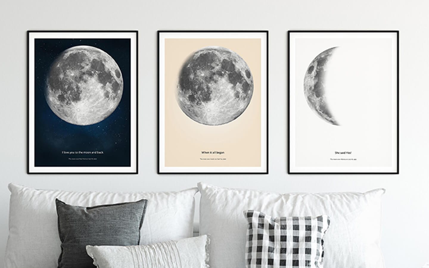 Trzy plakaty z fazą księżyca dekorujące ścianę nad kanapą w salonie